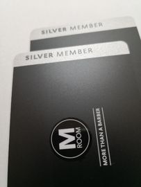 Biglietti da visita metallici d'argento del PVC con il logo su misura UV lucido